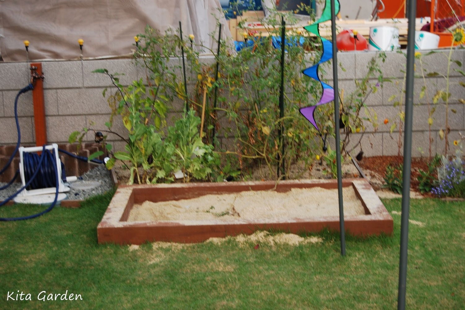 庭に造った花壇の家庭菜園