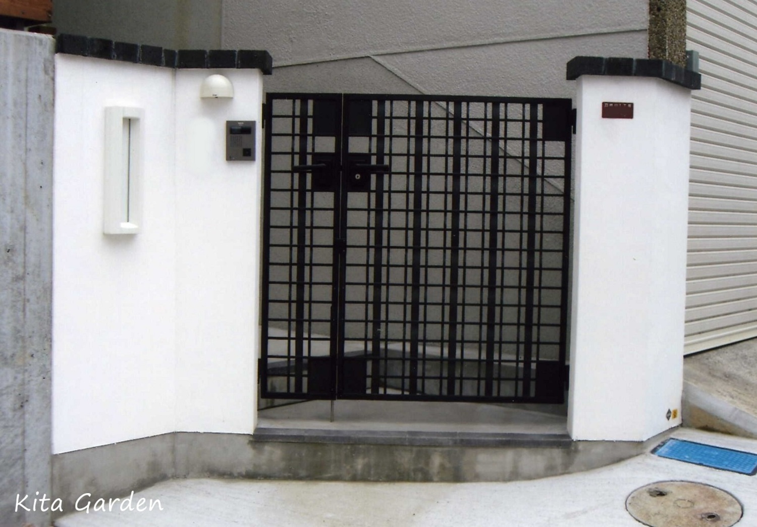 大阪F様邸の漆喰と黒レンガの門塀