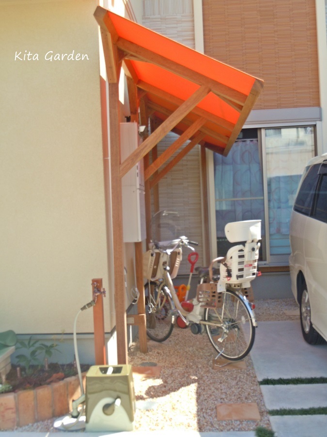 オレンジの屋根が可愛い自転車置き場