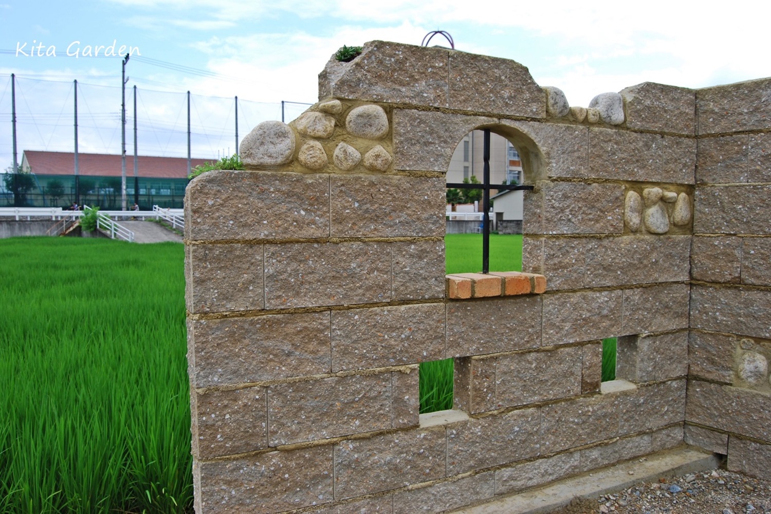 ルーズなデザインの手作りブロック塀