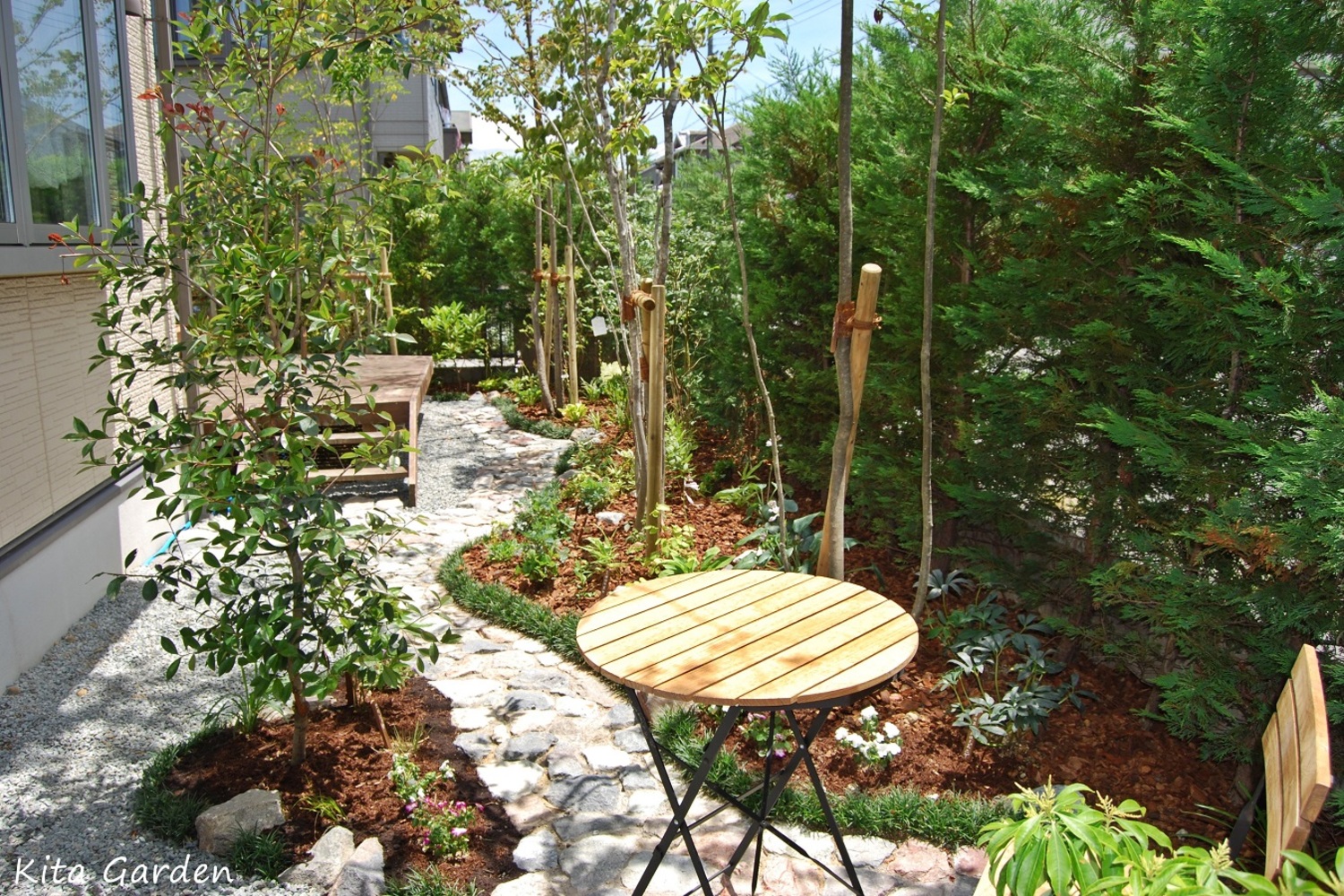 雑木の庭とテーブルと椅子