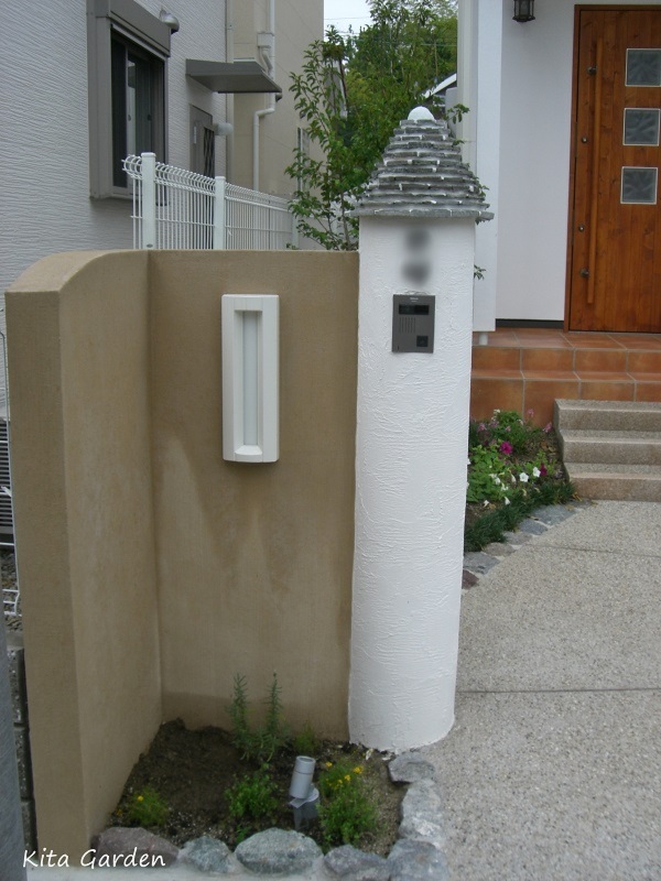 川西市N様邸の漆喰の手造り機能門柱