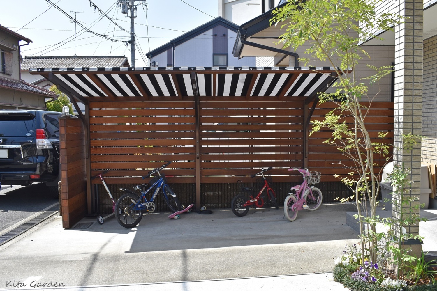兵庫伊丹市の木製サイクルポートと門柱