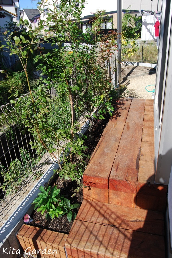 伊丹市N様邸の枕木ステップと植栽スペース