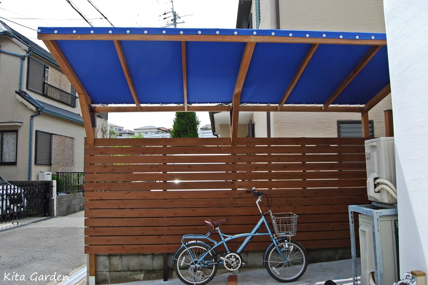 青い屋根がおしゃれな自転車置き場