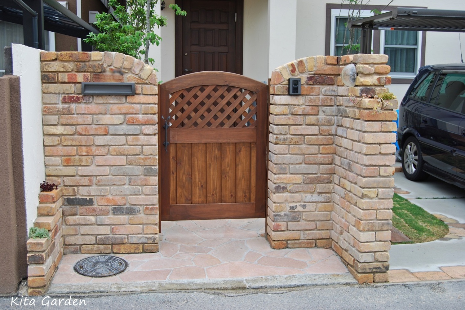 アンティークレンガの門塀と木製扉