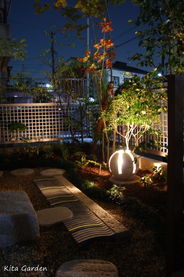 伊丹市夜のライトアップを楽しむ庭