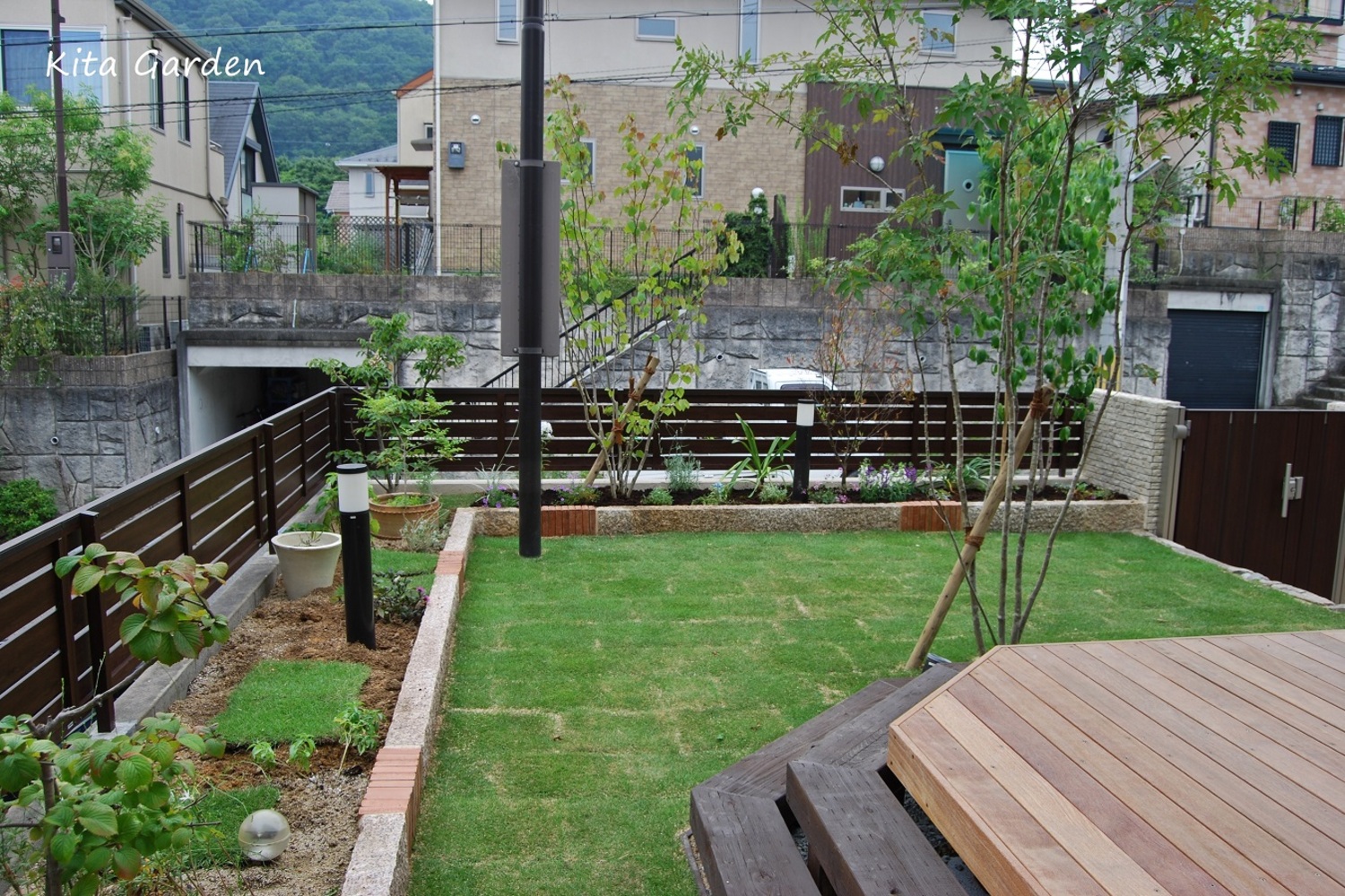 三田市M様邸の芝生とウッドデッキの庭