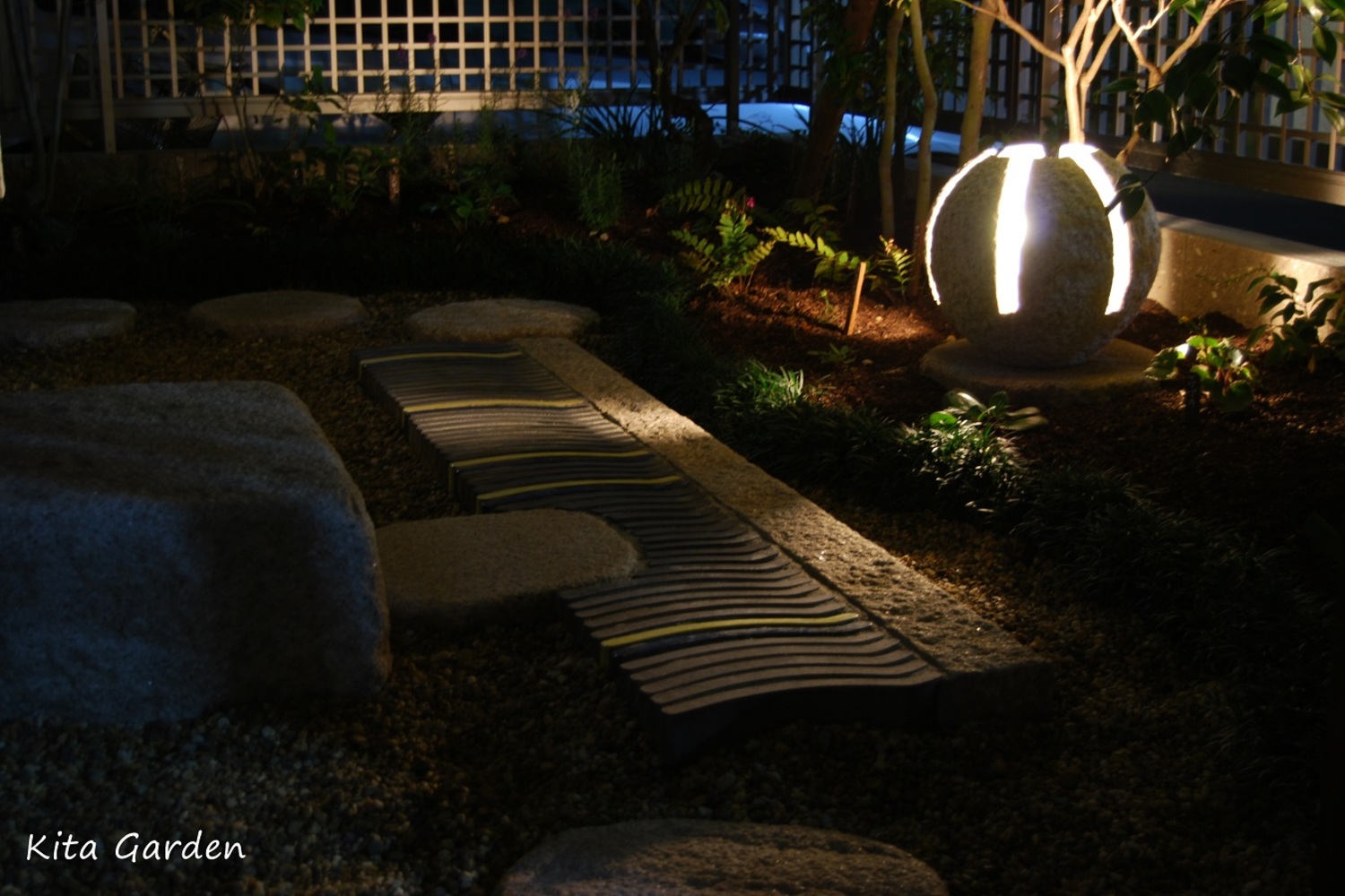 石の照明と延段のある和風の庭