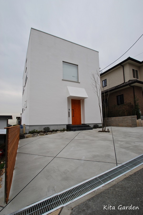 宝塚市H様邸シンプルな駐車場デザイン