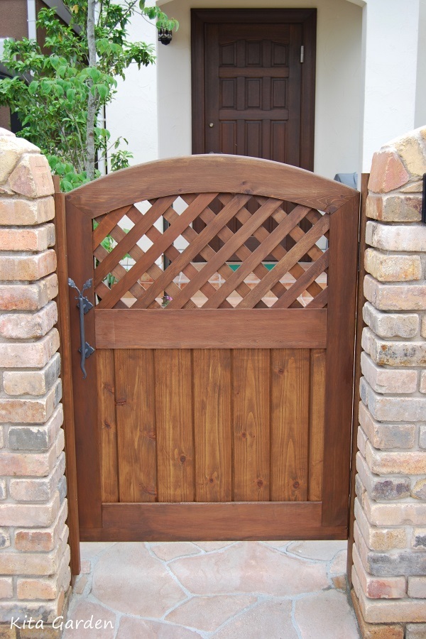 カントリー風木製の門扉