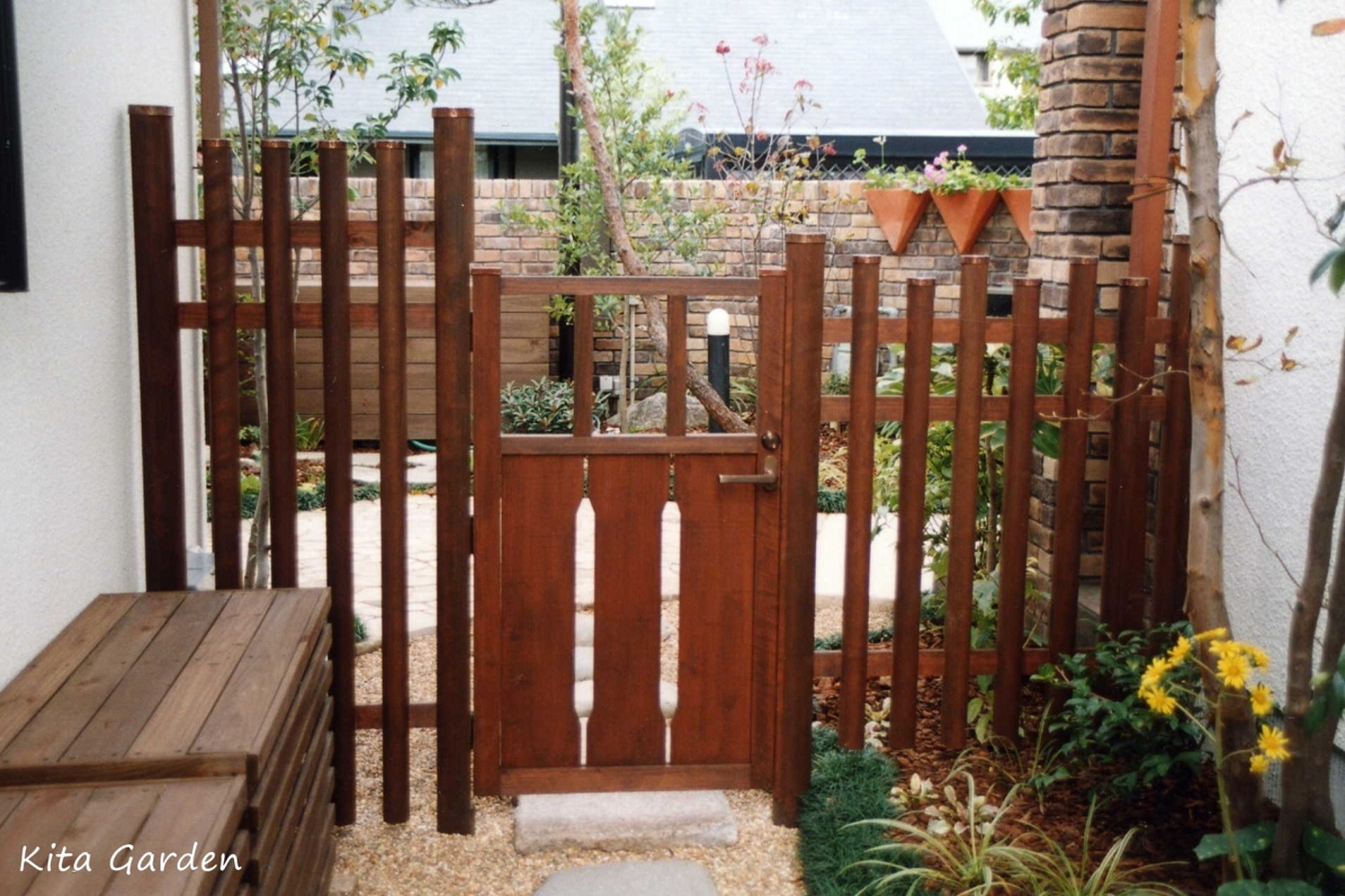 お庭の木製のガーデンゲート