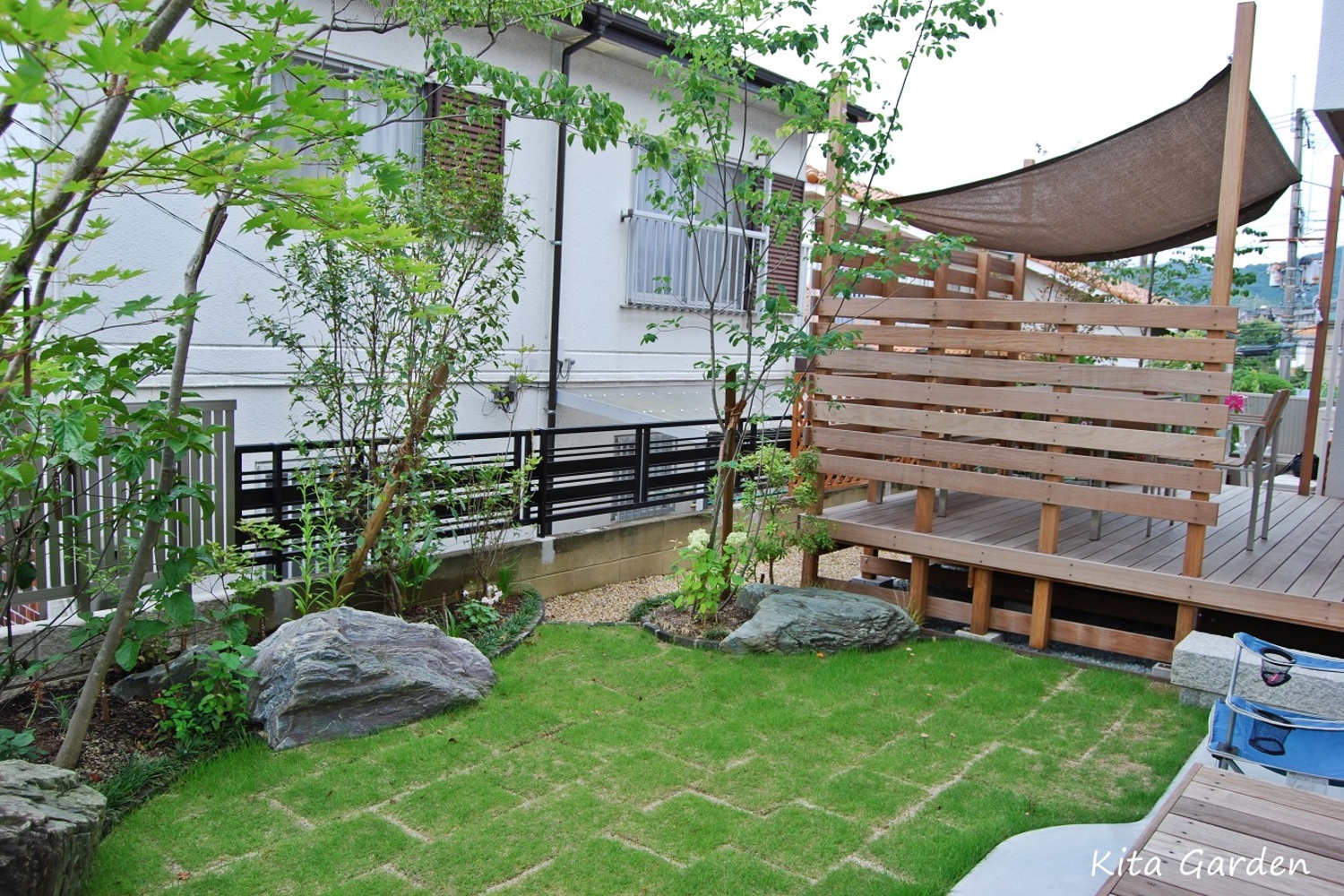 兵庫川西市Y様邸のウッドデッキと芝生の庭