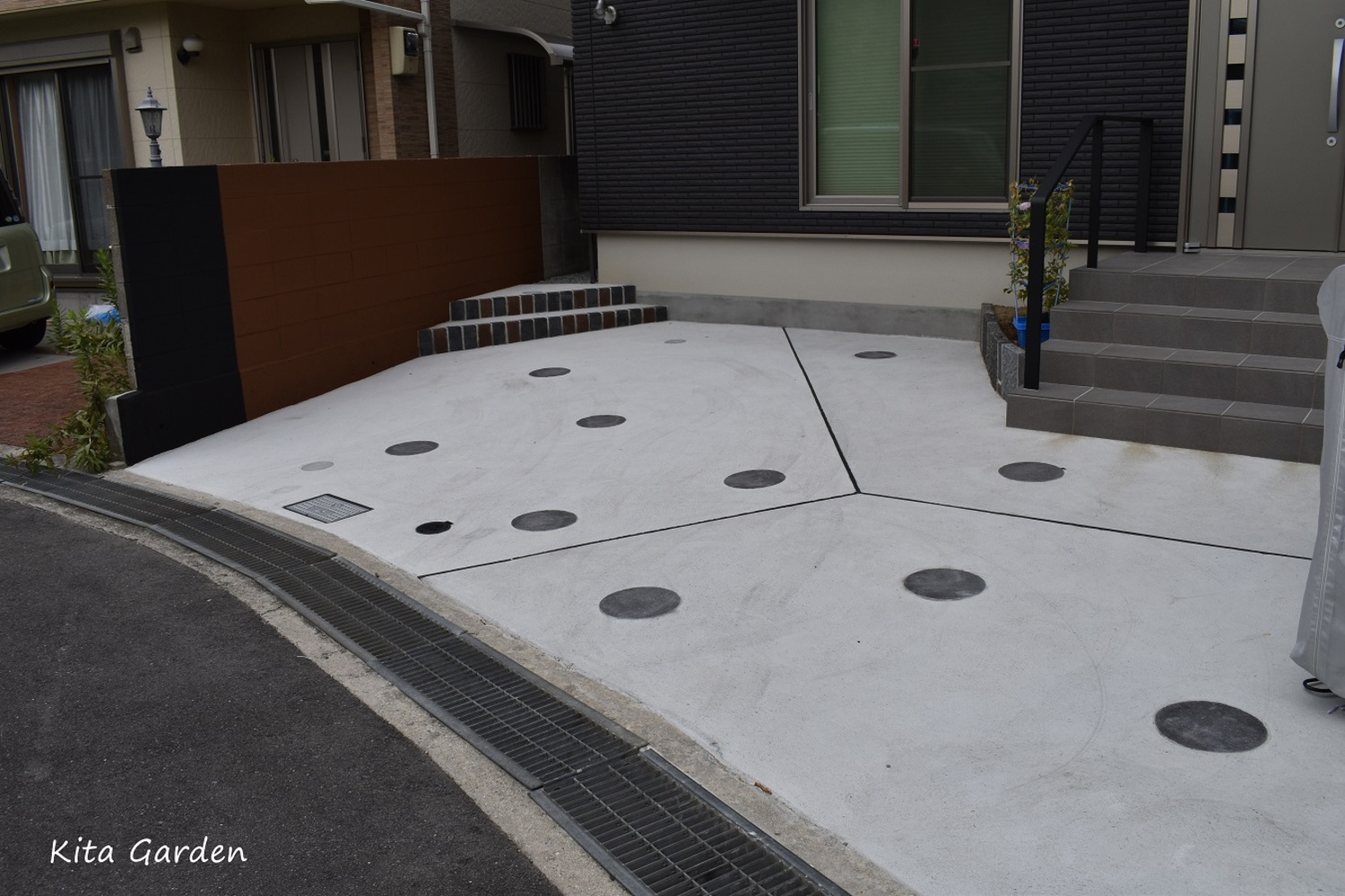 水玉模様のおしゃれな駐車場デザイン５施工例
