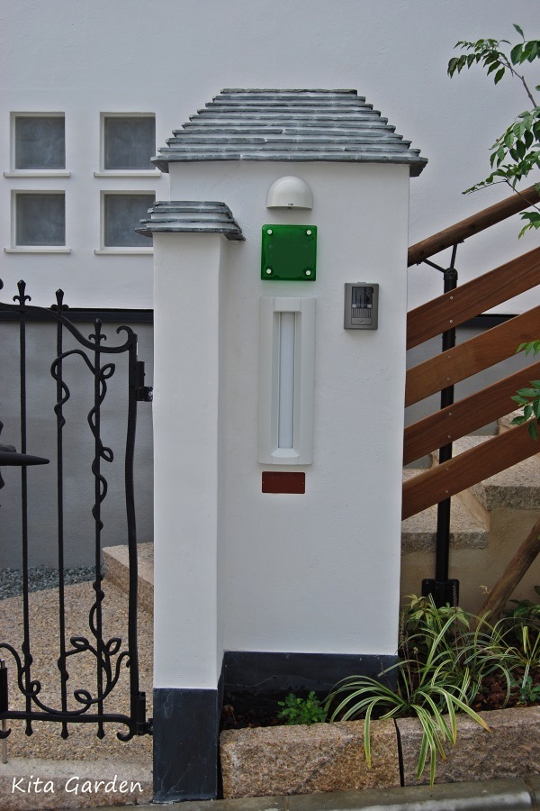 漆喰とクールーフの手造りの門柱