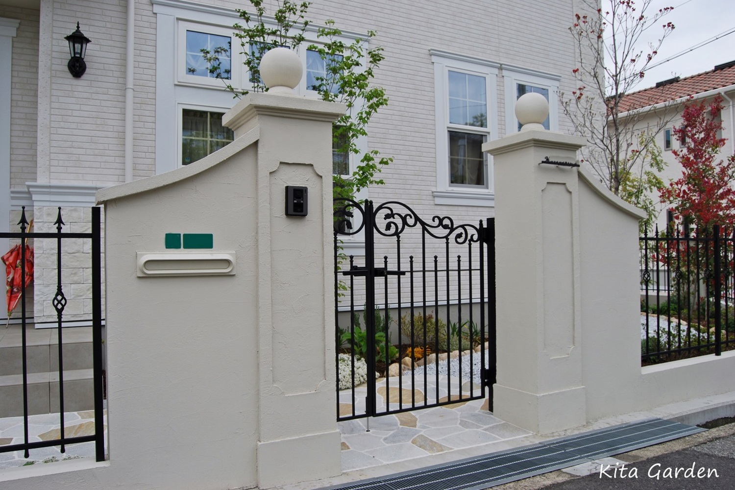 フレンチスタイルの白の門塀と門扉