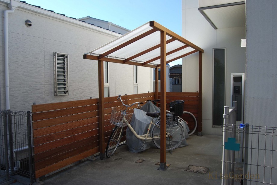 シンプルな外構にもぴったりな自転車屋根
