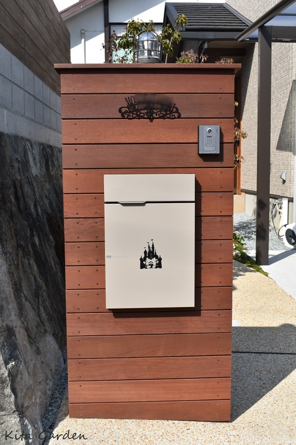 兵庫県宝塚市M様邸のシンプルな木の門柱