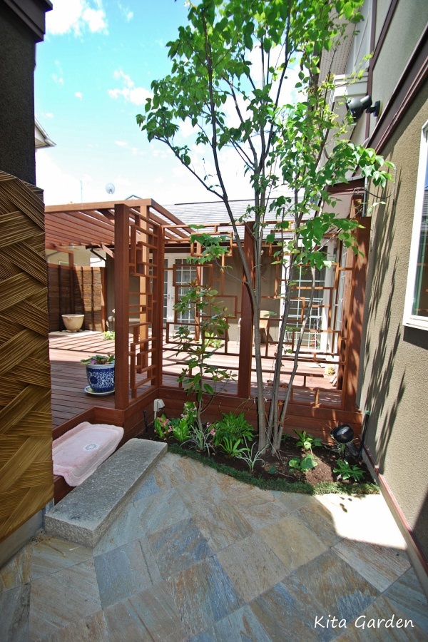 タイルテラスとウッドデッキの庭