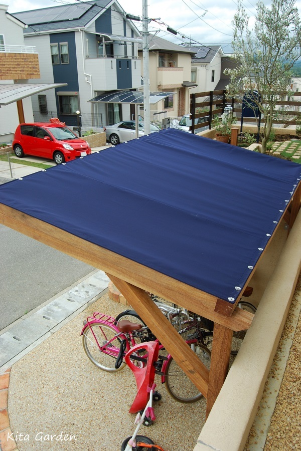 地中海ブルーの帆布の自転車屋根