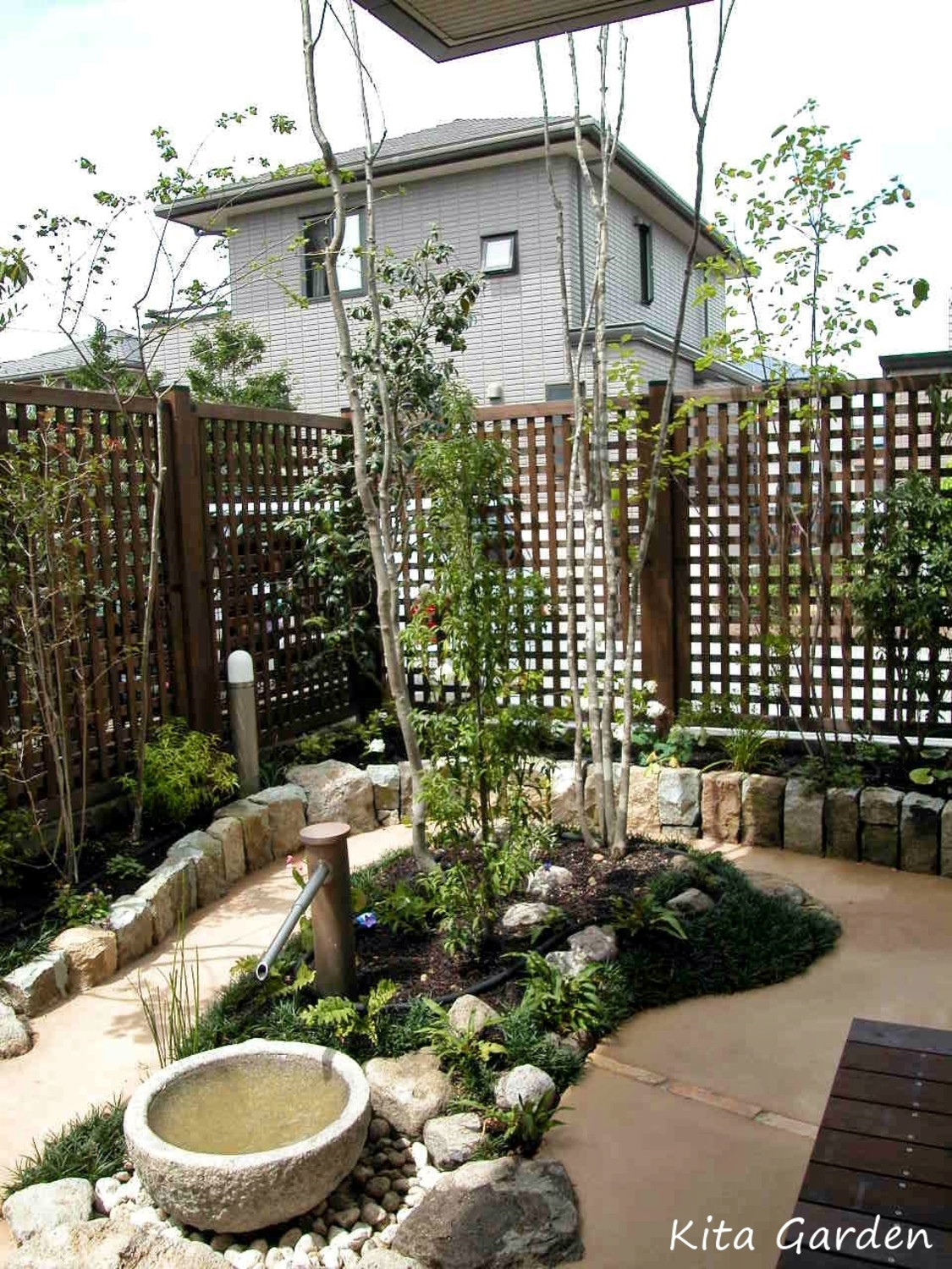 三田市T様邸の和風の庭と水鉢