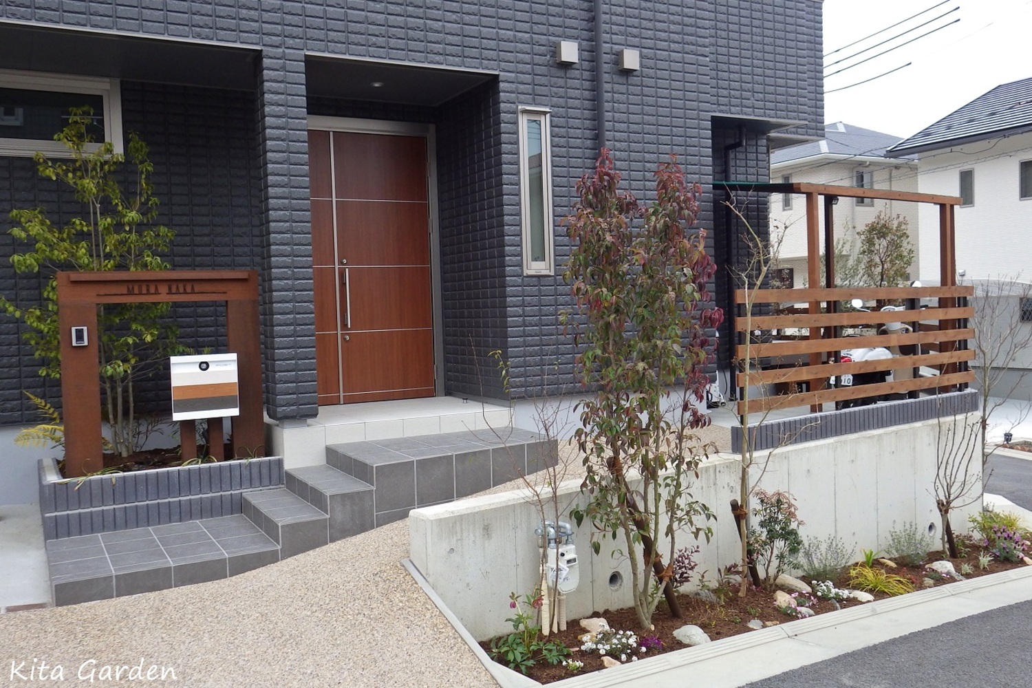 ナチュラル外構で無機質な住宅に温もりを写真集|外構・庭
