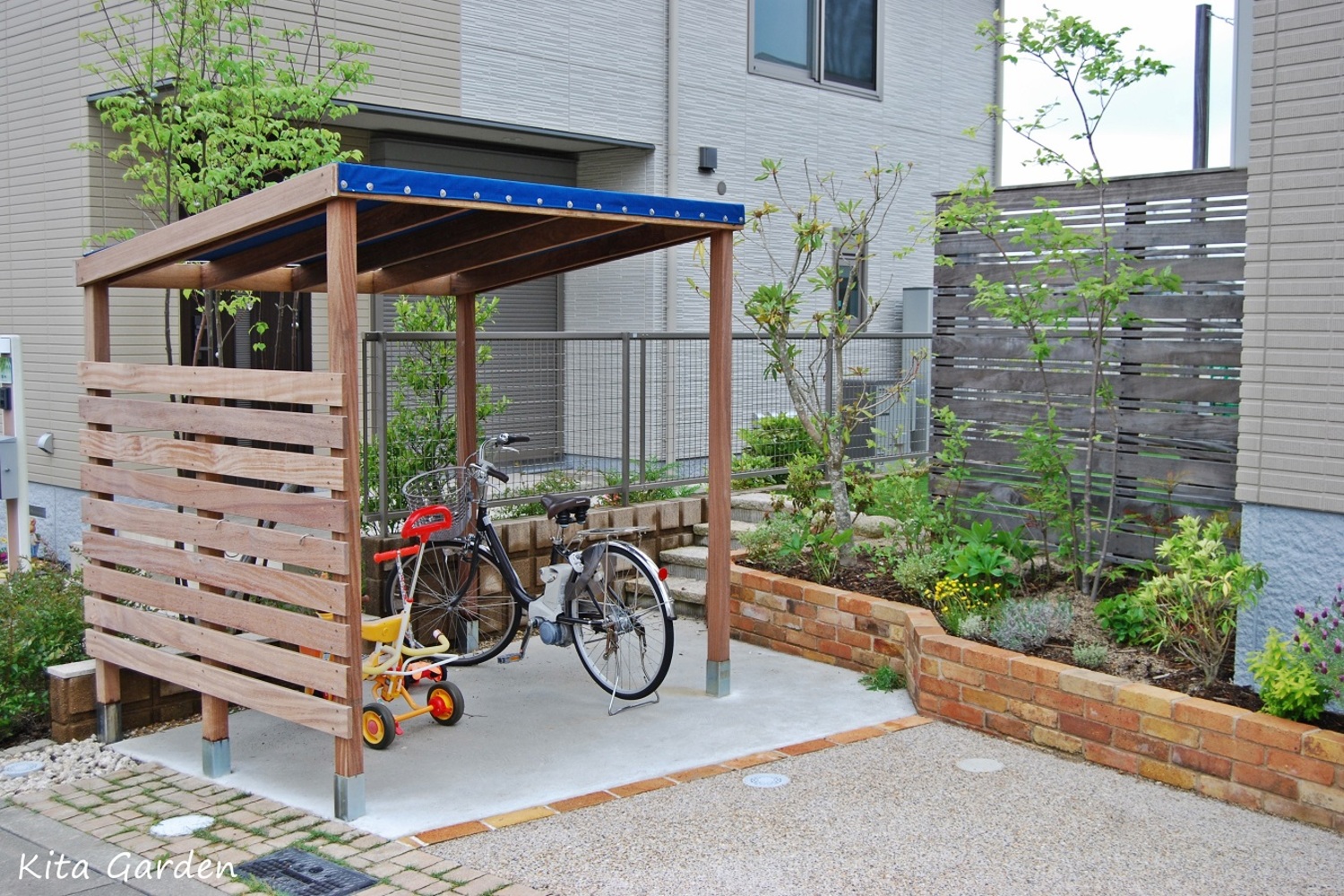 お庭の目隠し付き自転車置き場の屋根