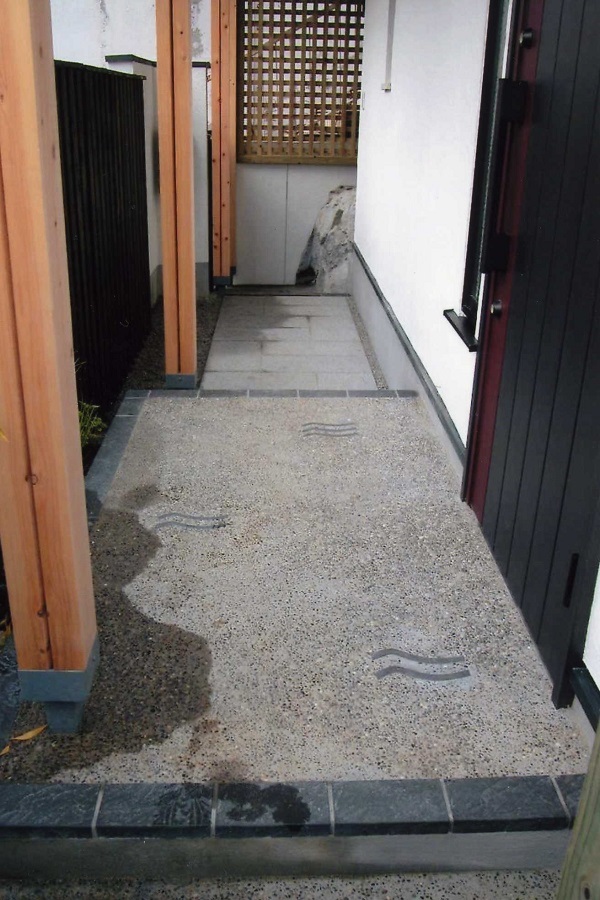 洗い出し舗装の玄関のアプローチ