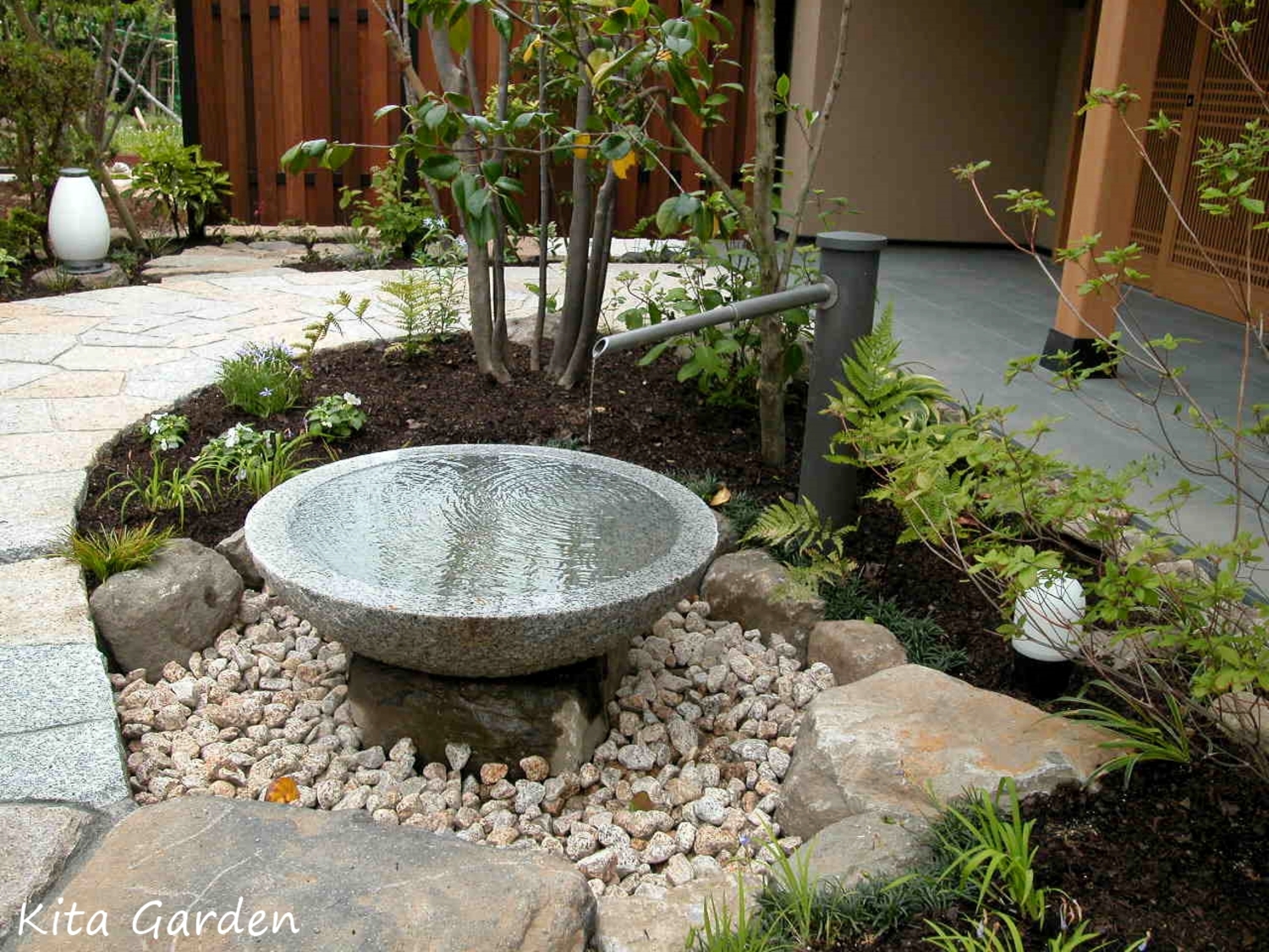 雑木の庭の中の水鉢