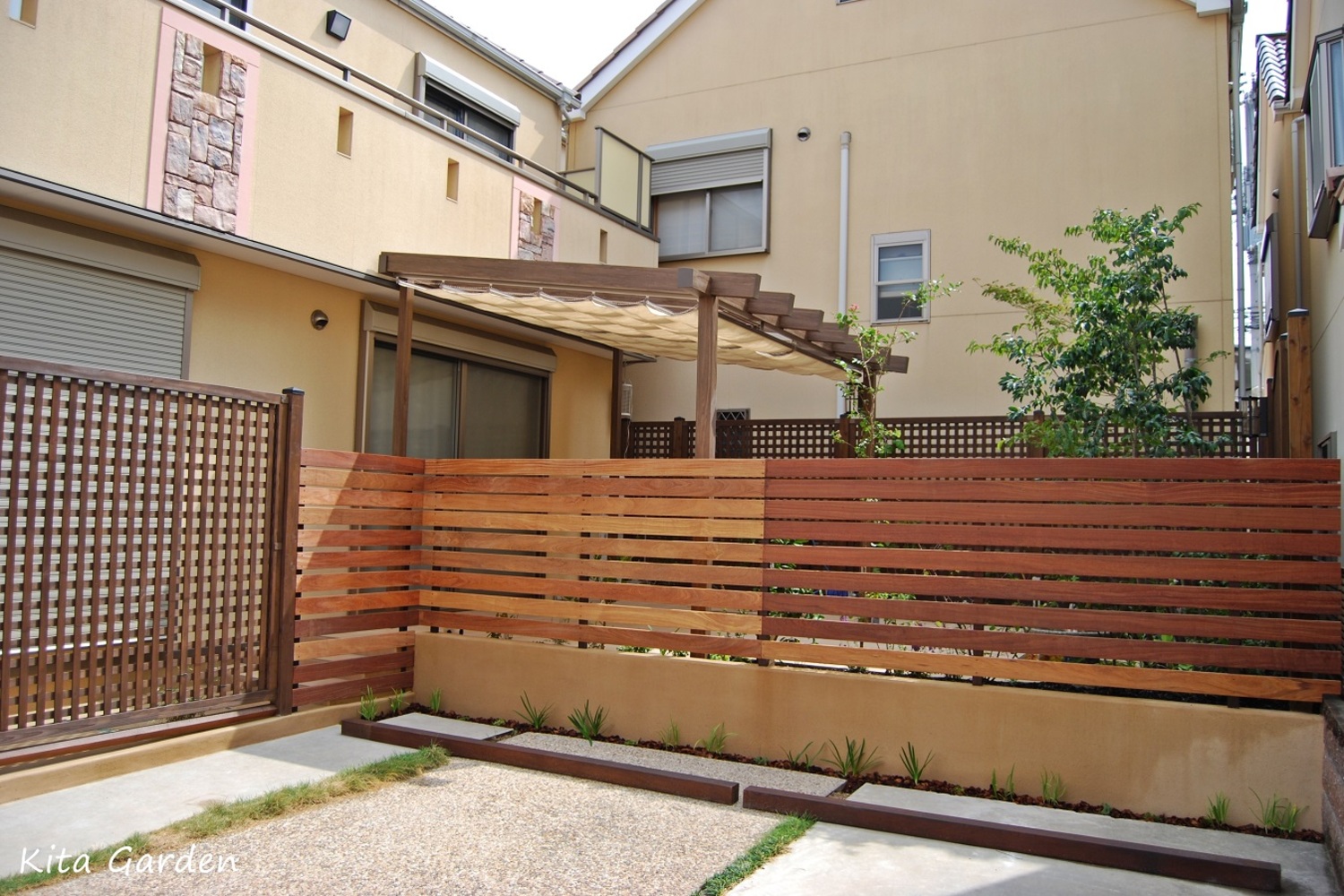 兵庫尼崎市Y様邸のフェンスと門扉でクローズした庭