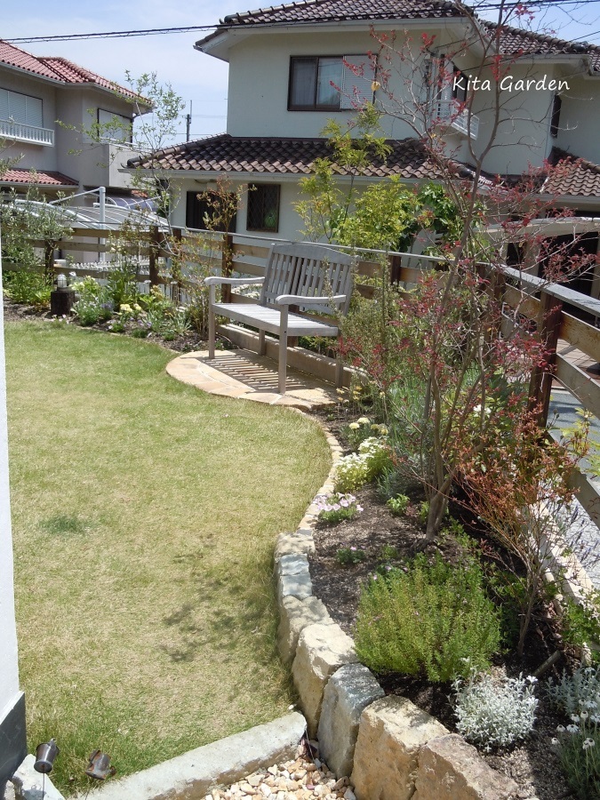 川西市K様邸の芝生と花壇のナチュラルガーデン