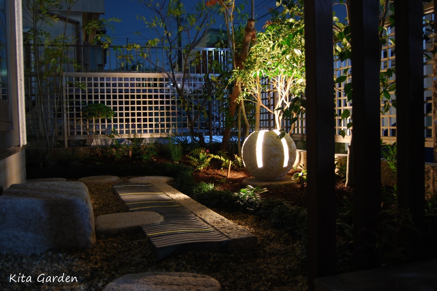 伊丹市S様邸のライトアップした夜の庭