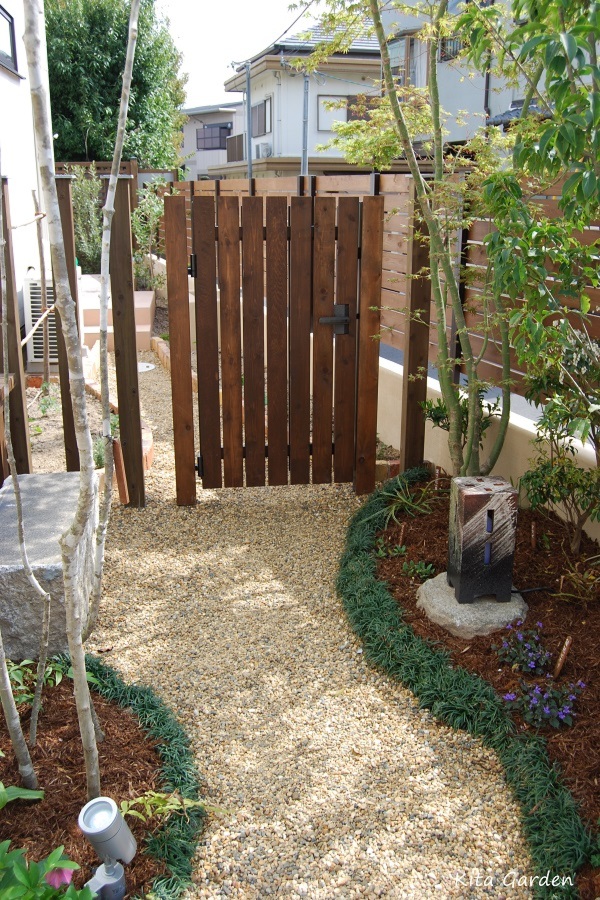 砂利の庭と木製扉