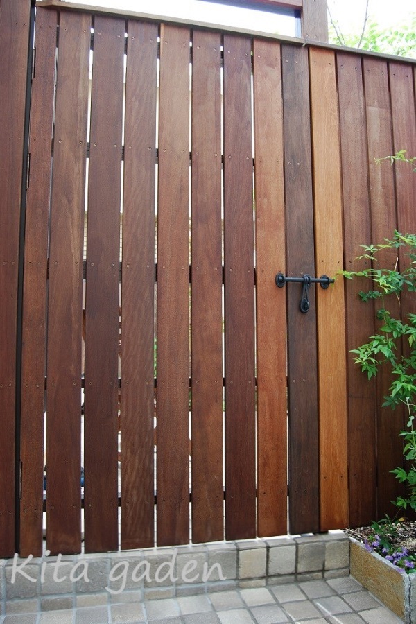 こだわりのお庭の手造り木製門扉