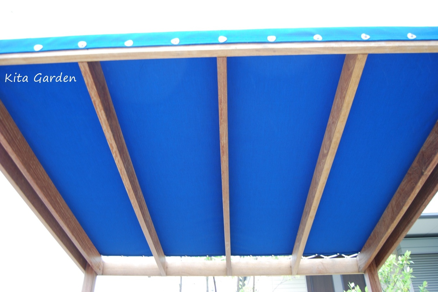 サイクルポートの青い屋根