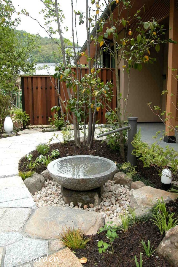 和モダンな庭と水鉢