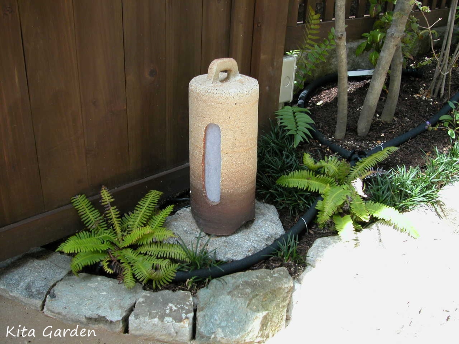 和風デザインの陶器の庭照明