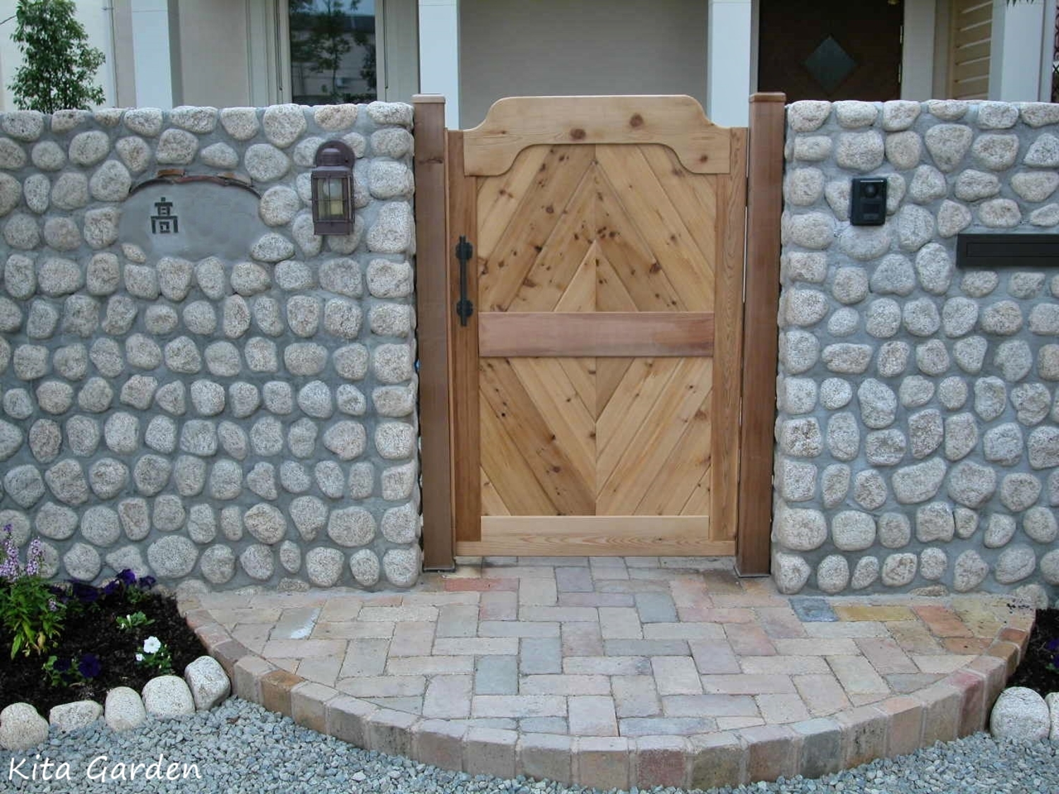 手造りの木製の門扉と門塀