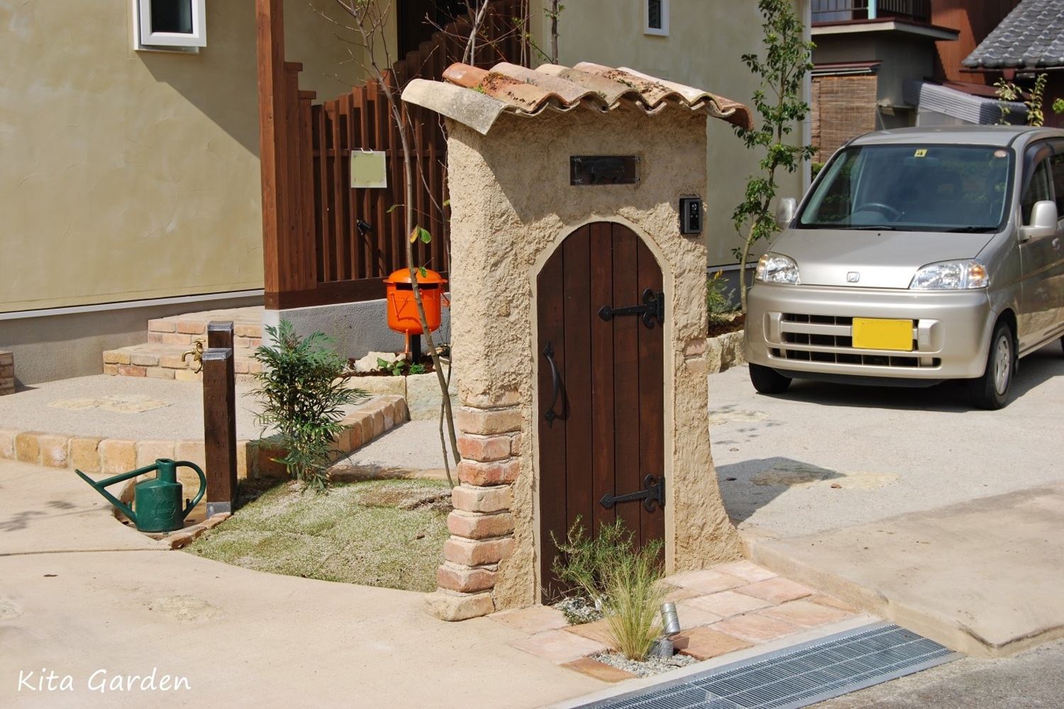 加古川市S様邸の個性的なデザインの門柱
