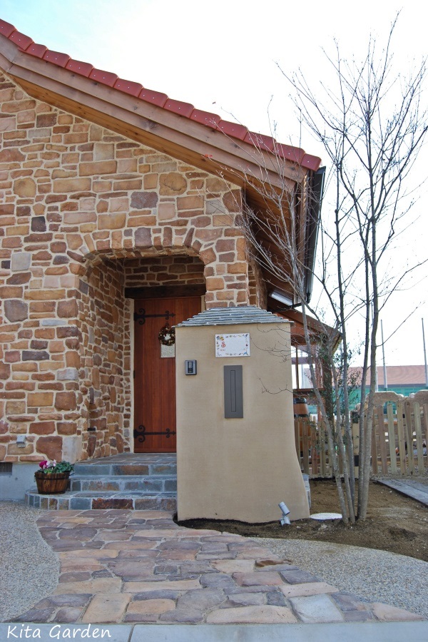 オリジナルの塗り壁門柱とシンボルツリー