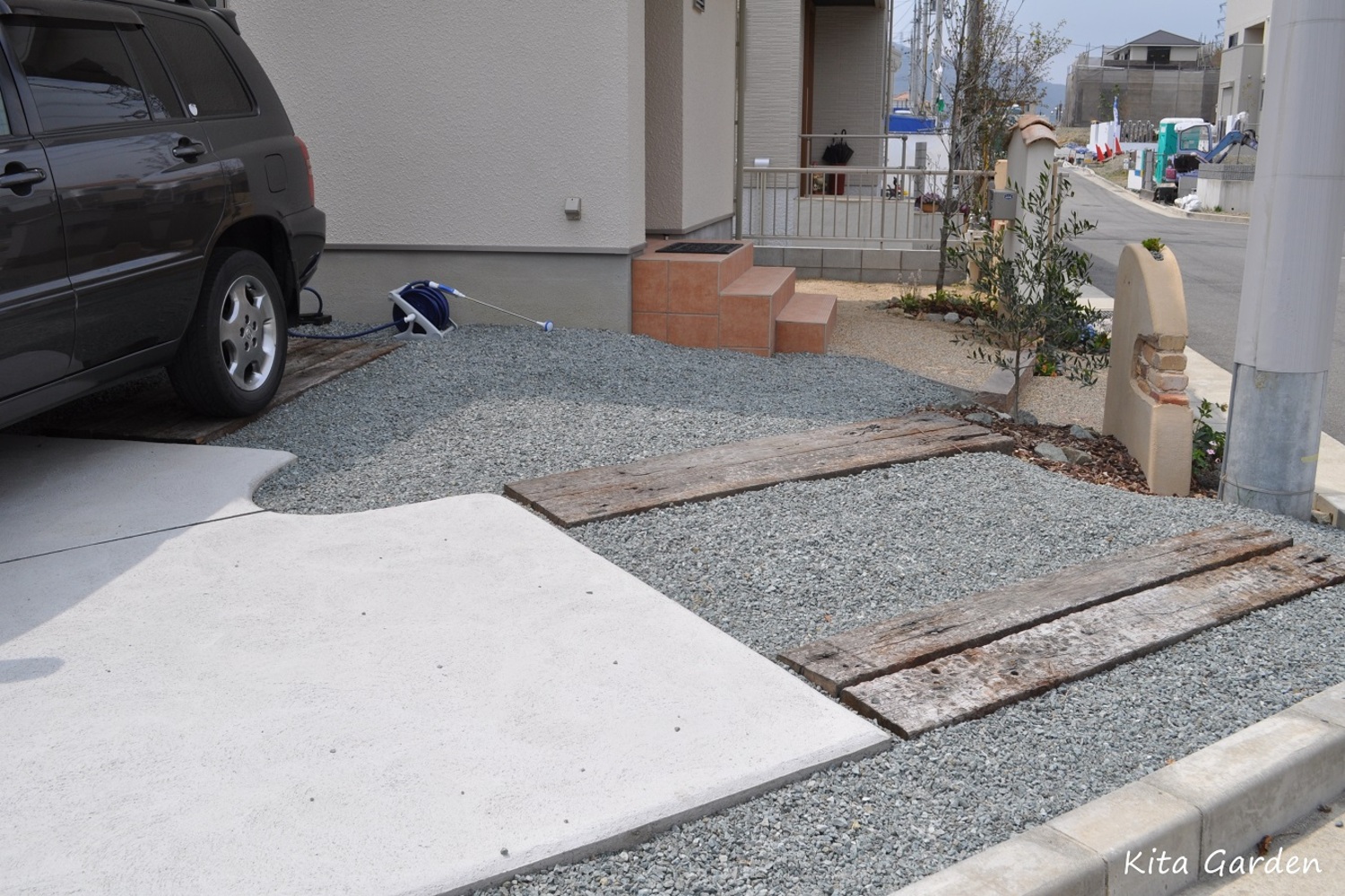 コンクリート舗装と枕木と砕石敷きの２台分の駐車場