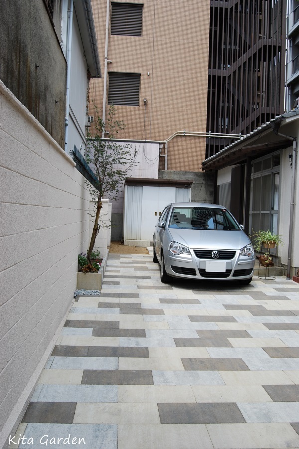 大阪市のモダンなデザインの駐車場