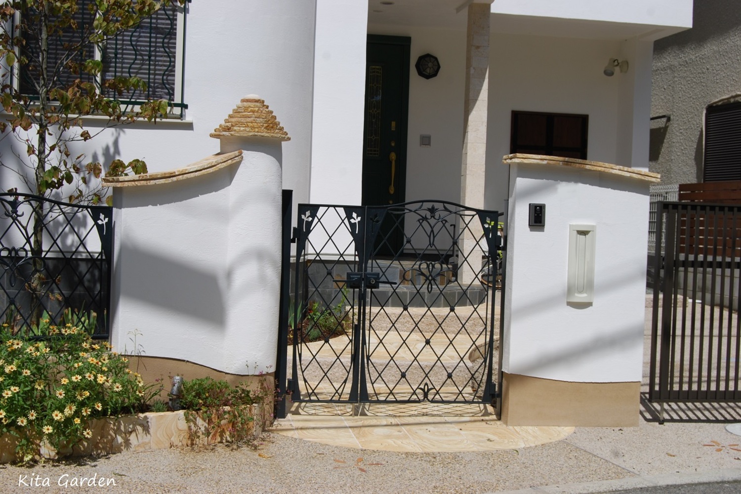 門柱と鋳物門扉のナチュラル外構