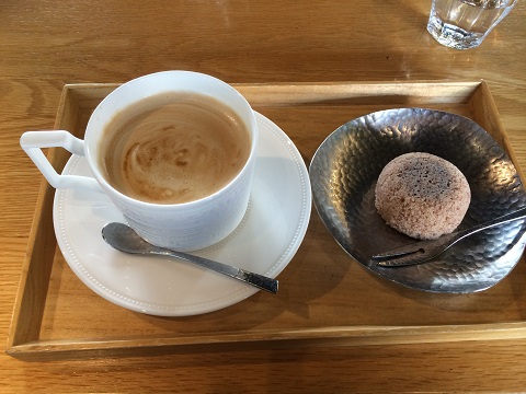 赤米のお菓子と、カフェラテ