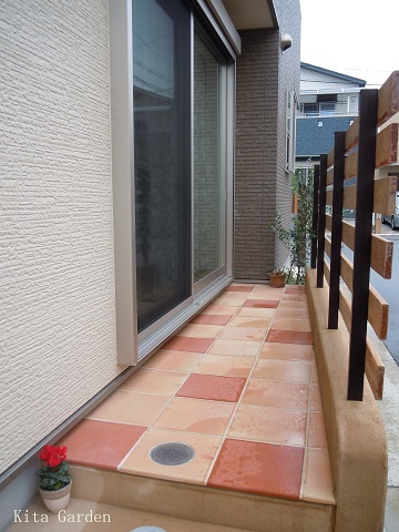 宝塚市のタイルテラスの狭い庭