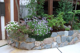宝塚市の外構の石の花壇