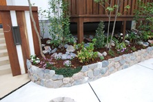 宝塚市のナチュラル外構の花壇