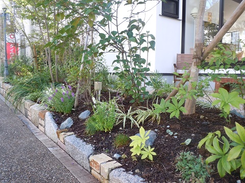 山めいた植栽の花壇