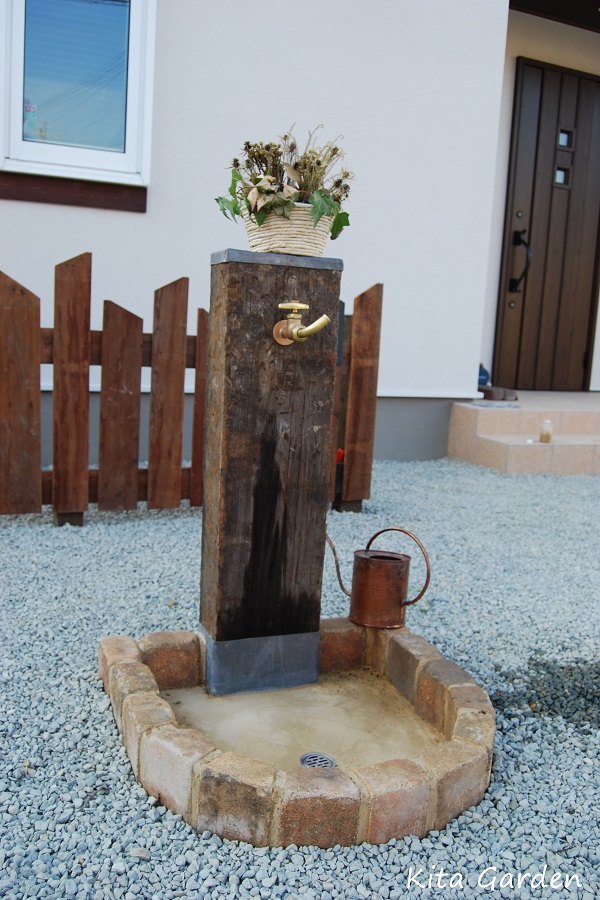 枕木のおしゃれな立水栓