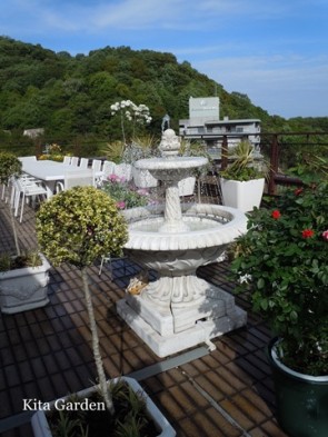 芦屋市の噴水のある庭